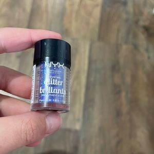 I don’t like glitter and that’s why I’m selling it